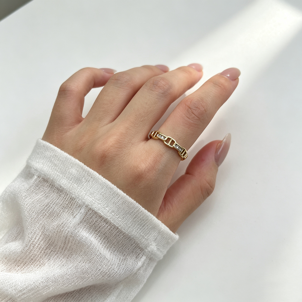 Linked Gleam Ring